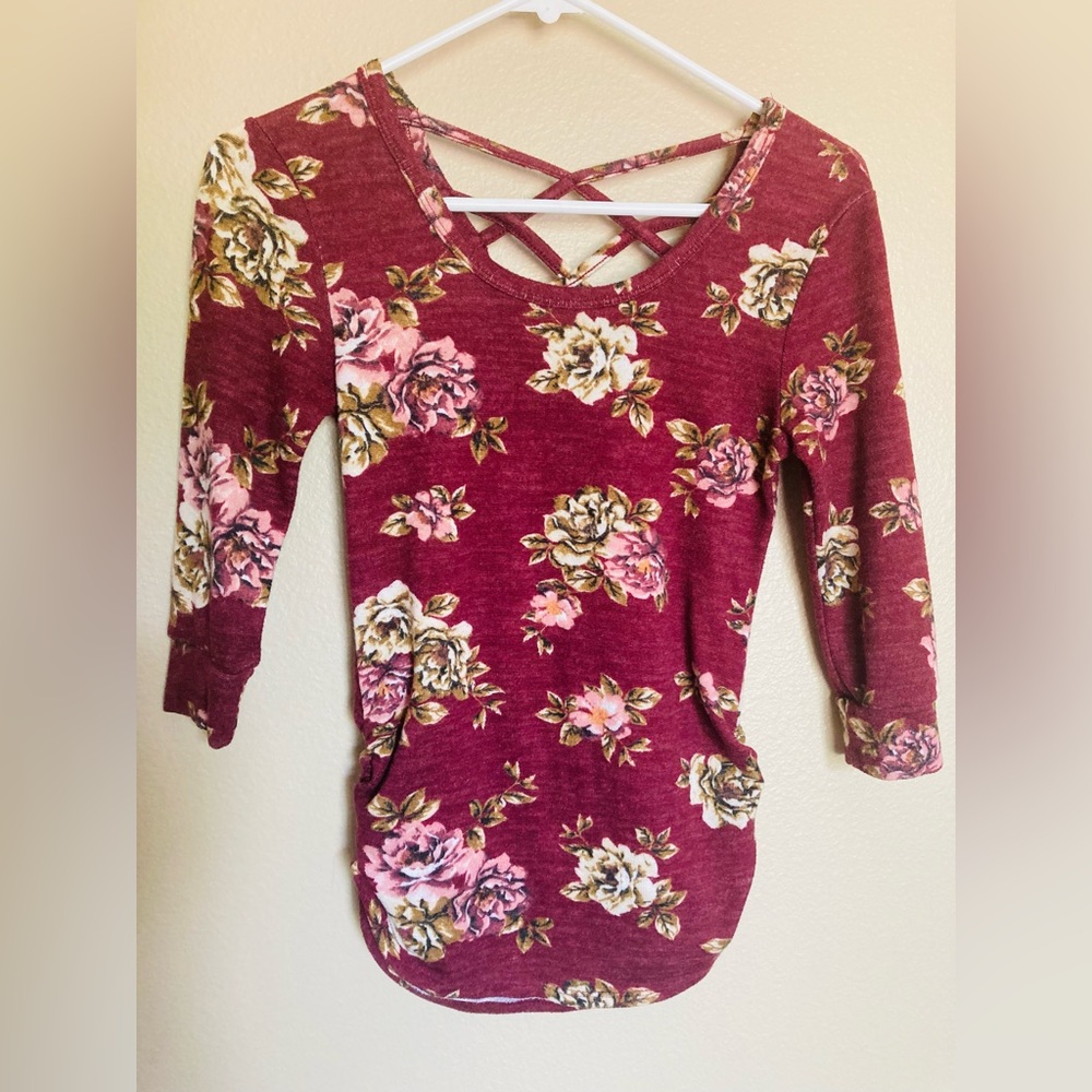 NO BOUNDARIES Women’s XS Long Sleeve Floral‎ Top with criss cross design